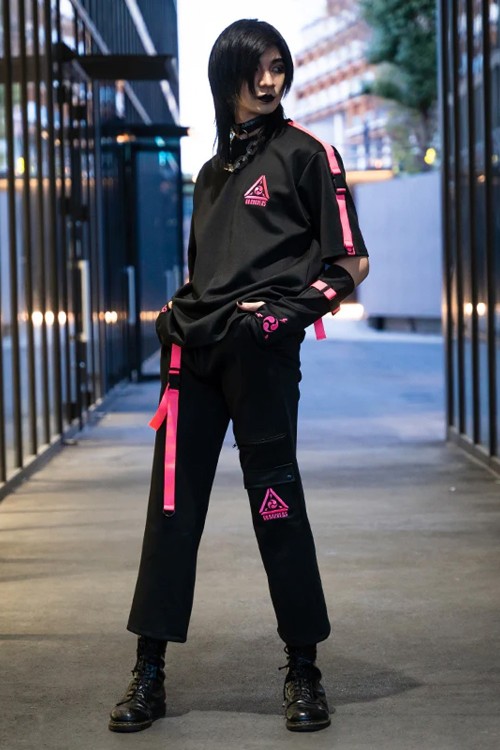 Oversized Uzurai T-shirt in Black x Fuchsia - ACDC Rag