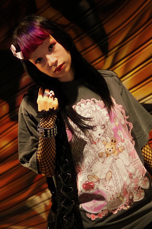 Camiseta Estilo Vintage Yoh's Monochrome World x Madame Chocolat - Gris Charcoal