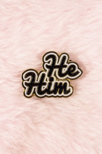 Pin He/Him - Negro